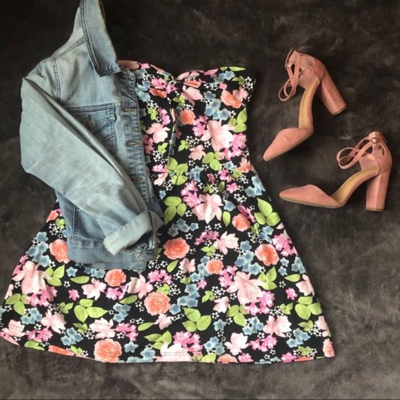 H&M Dresses & Skirts - H&M Black Floral Strapless Mini Dress